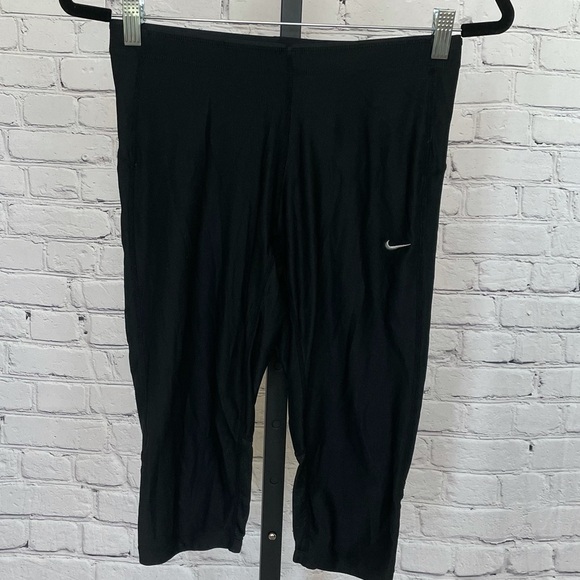 Nike Performance Black Cropped Leggings - Picture 1 of 3